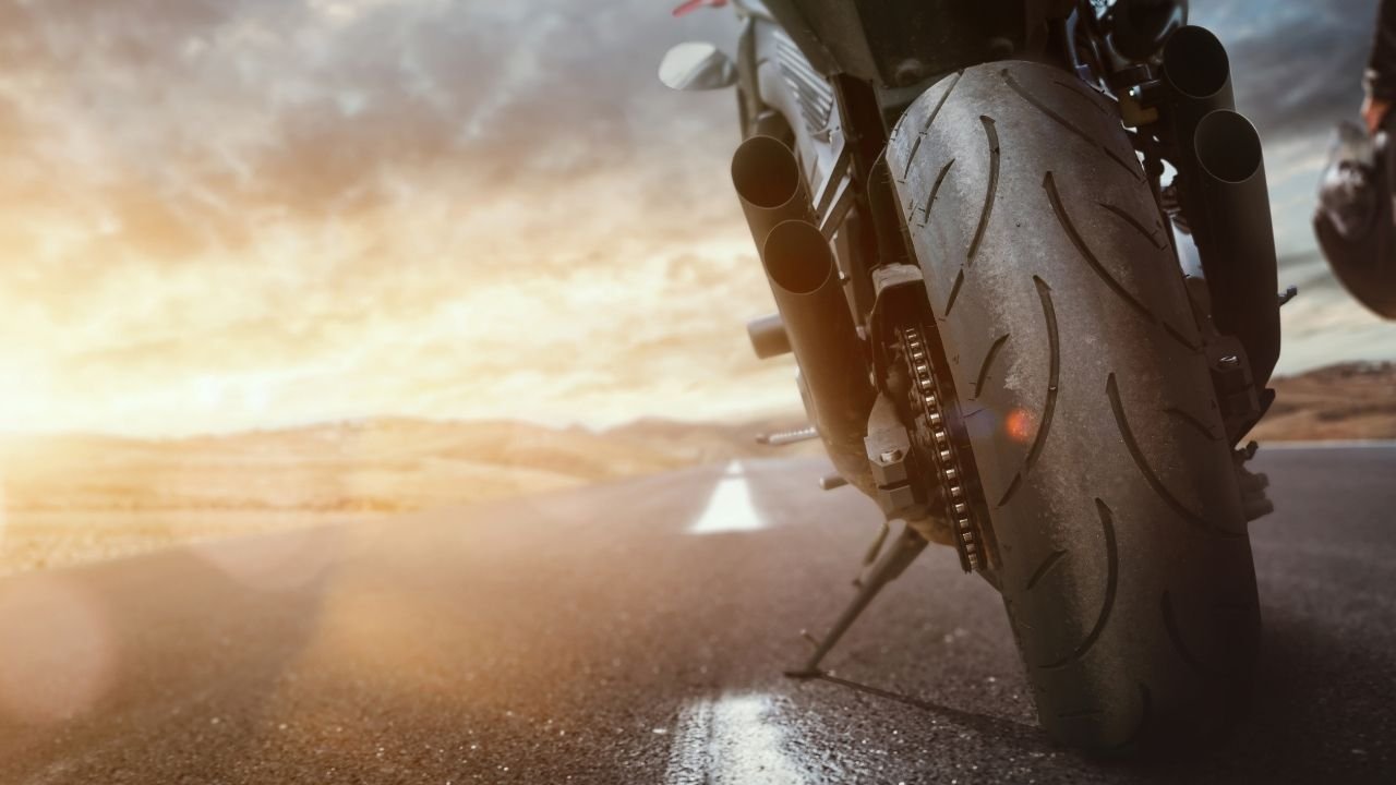 Abraçadeira de escapamento para moto