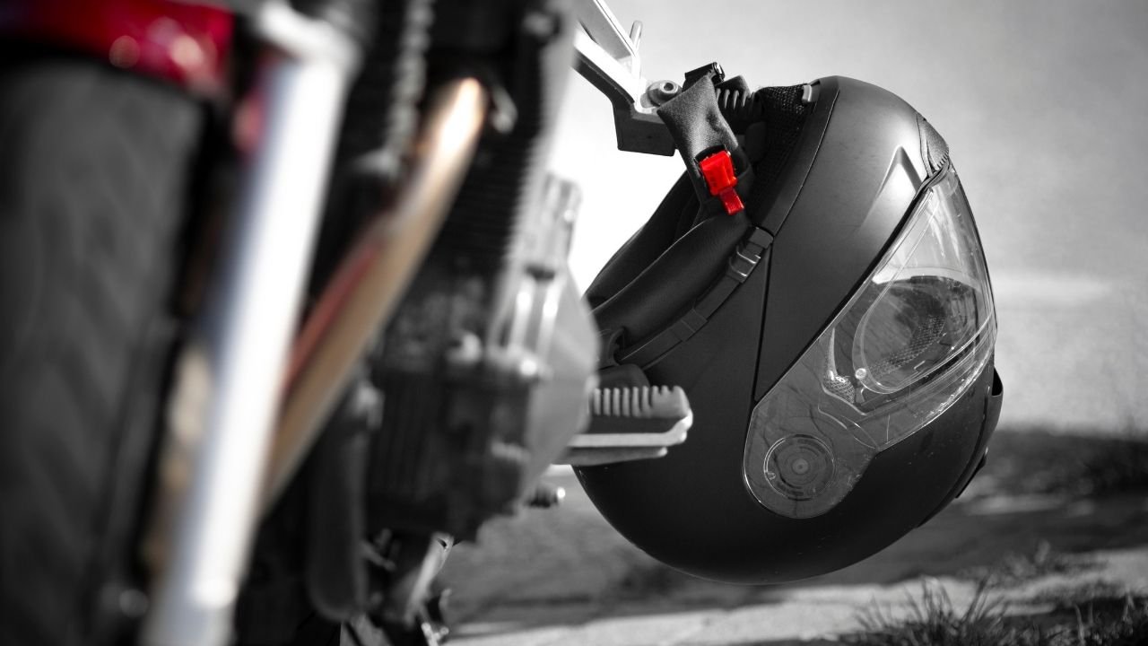 Suporte e fixador de escapamento para moto